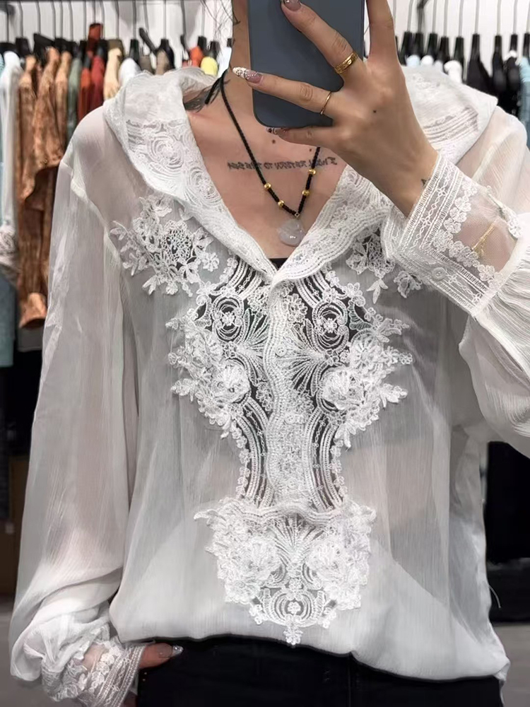 Embroidery Water - Damska bluzka jedwabna z koronkowymi wstawkami,